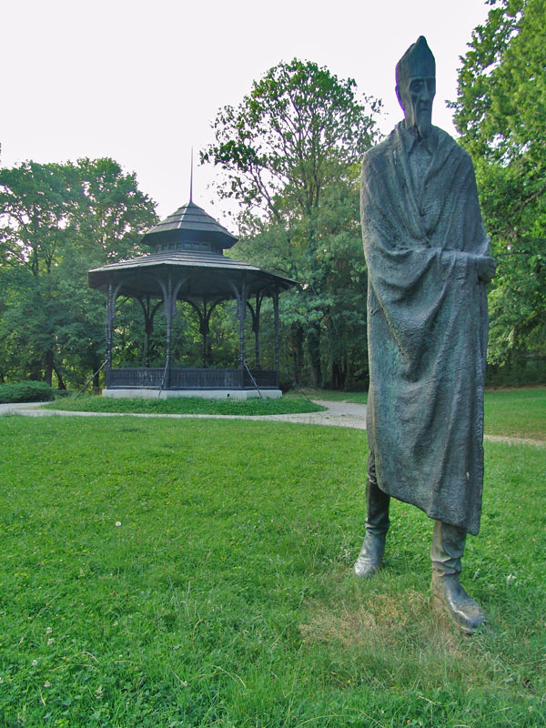 Paviljon Tuškanac. Spomenik Vladimiru Nazoru